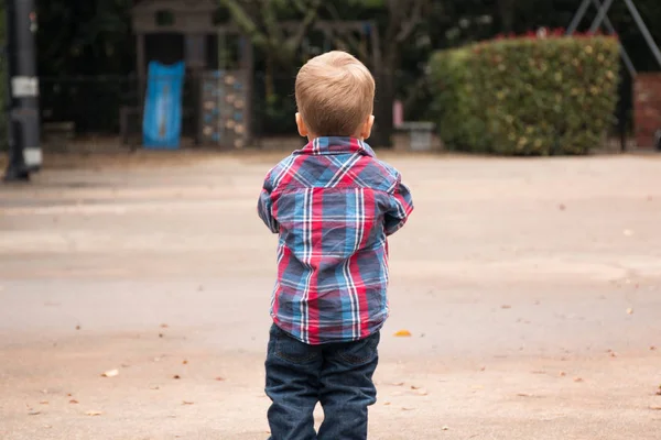 Niño pequeño mirando hacia el exterior —  Fotos de Stock