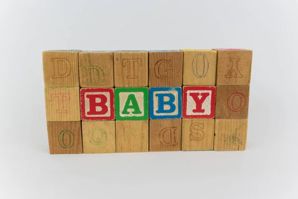 Baby stavas i block på en vit bakgrund — Stockfoto