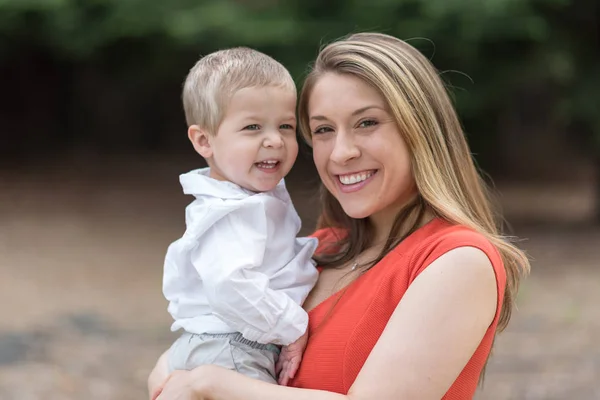 Niedliche Millennial Mom hält Kleinkind Sohn — Stockfoto