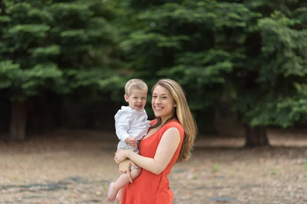 Lindo millennial mamá celebración niño hijo — Foto de Stock