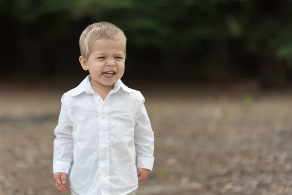 Милий Щасливий Тоддлер у білій сорочці — стокове фото