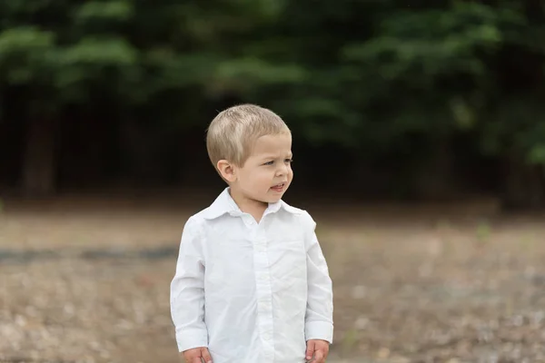 Lindo niño feliz en camisa blanca —  Fotos de Stock