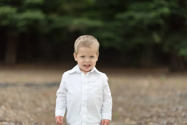 Lindo niño feliz en camisa blanca —  Fotos de Stock