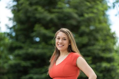 Gülümseyen genç kadınlar