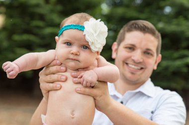 Bin yıllık baba Holding bebek kız