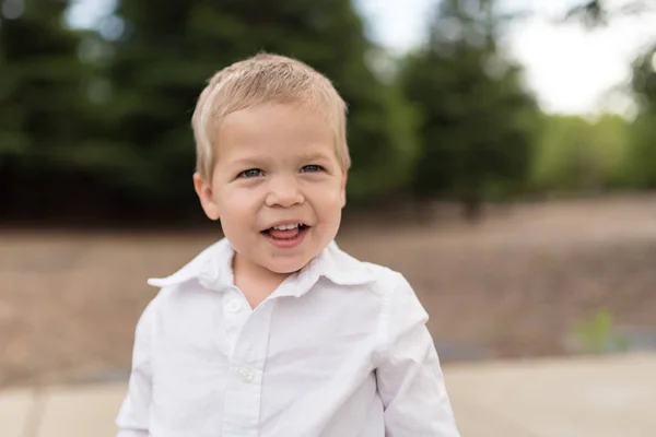 Joven retrato de niño fuera sonriendo —  Fotos de Stock