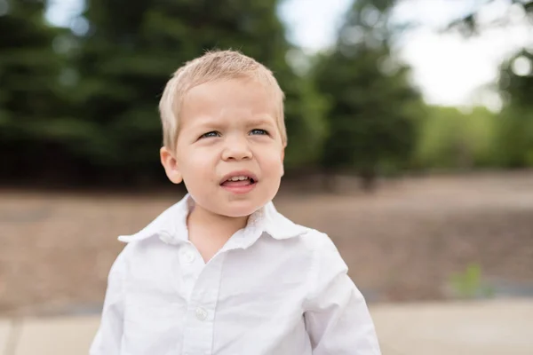 Joven retrato de niño afuera mirando hacia arriba —  Fotos de Stock