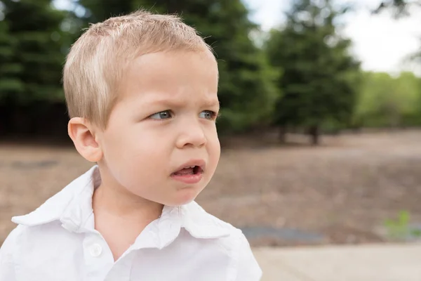 Retrato de un niño pequeño afuera mirando hacia un lado —  Fotos de Stock