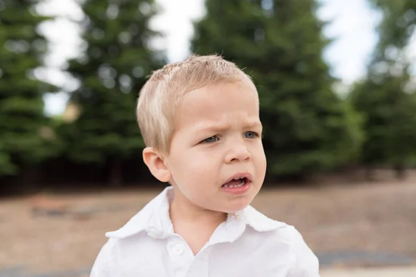 Joven retrato de niño fuera —  Fotos de Stock