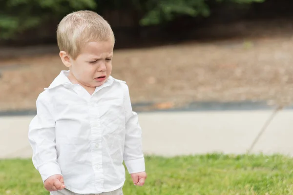 Dışarıda ağlıyor genç yürümeye başlayan çocuk — Stok fotoğraf