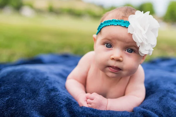 Dışarıda yeni doğan bebek kız — Stok fotoğraf