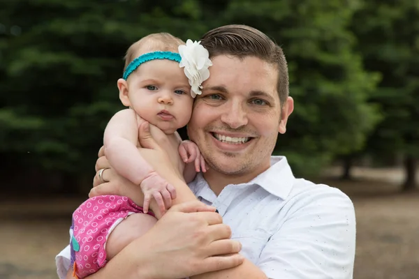 Millennial padre sosteniendo bebé niña — Foto de Stock