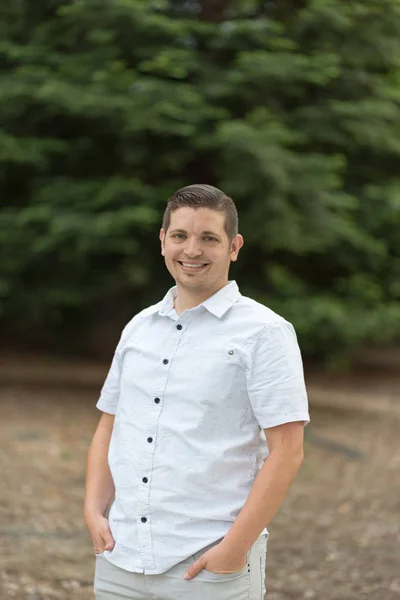 Joven hombre milenario sonriendo Fotos De Stock Sin Royalties Gratis