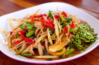 Yeşil papaya ağaç üzerinde