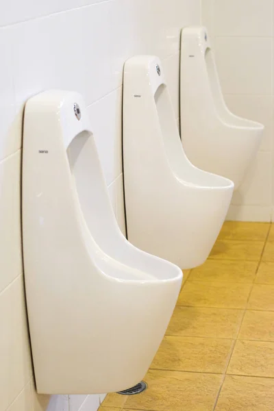 Reihe von Outdoor-Pissoirs Männer öffentliche Toilette, Nahaufnahme weiße Pissoirs i — Stockfoto