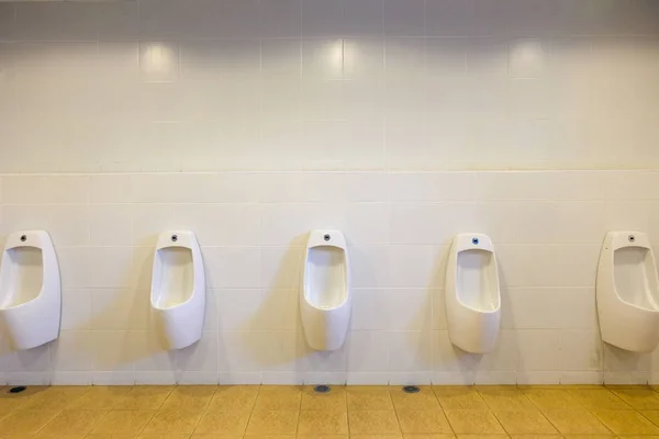 Fila de urinarios al aire libre hombres baño público, primer plano urinarios blancos i —  Fotos de Stock