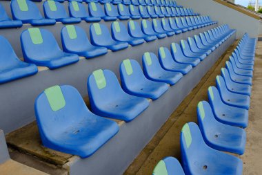 Spor Stadyumu plastik mavi bir satırda sandalyeler.