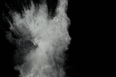 Beyaz toz patlaması siyah arkaplanda izole edildi.