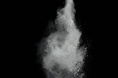 Beyaz toz patlaması siyah arkaplanda izole edildi.