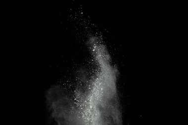 Beyaz toz patlaması siyah arkaplanda izole edildi.