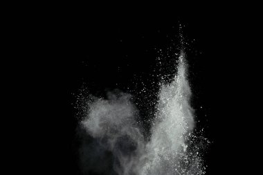 Beyaz toz patlaması siyah arkaplanda izole edildi.