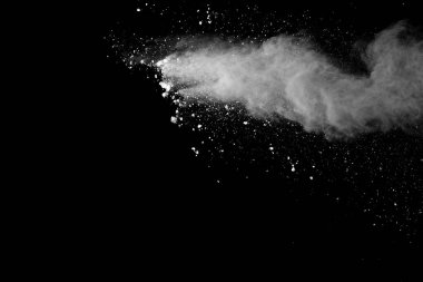 Siyah arkaplanda patlayan beyaz renk tozunun dondurucu hareketi.