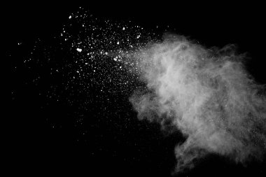 Siyah arkaplanda patlayan beyaz renk tozunun dondurucu hareketi.