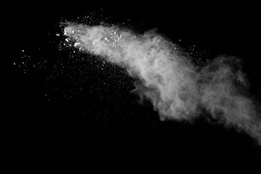 Siyah arkaplanda patlayan beyaz renk tozunun dondurucu hareketi.