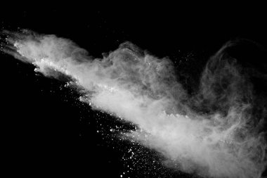 Siyah arkaplanda patlayan beyaz renk tozunun dondurucu hareketi.