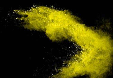 Siyah arka planda sarı toz patlaması. Renkli bulut. Renkli toz patlar. Boya Holi.
