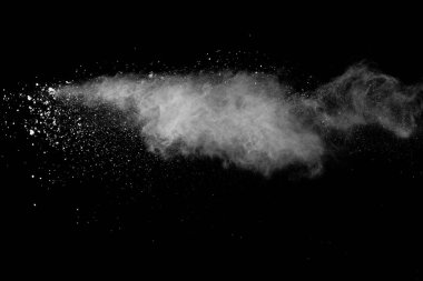 Siyah arkaplanda patlayan beyaz renk tozunun dondurucu hareketi.