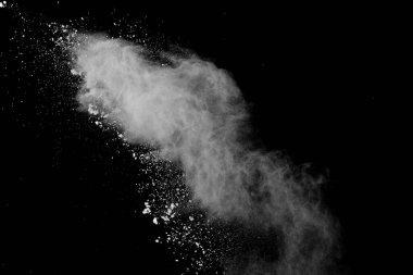 Siyah arkaplanda patlayan beyaz renk tozunun dondurucu hareketi.