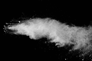 Siyah arkaplanda patlayan beyaz renk tozunun dondurucu hareketi.