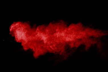 Siyah arka planda soyut kırmızı toz patlaması. Siyah arka planda soyut kırmızı toz sıçramış. Patlayan kırmızı barutun hareketsiz hareketi.