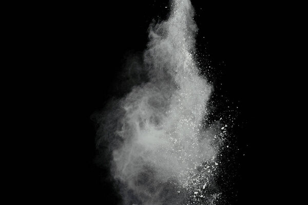 взрыв белого порошка на черном фоне.