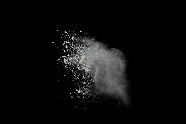 взрыв белого порошка на черном фоне.