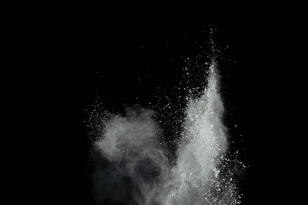 взрыв белого порошка на черном фоне.