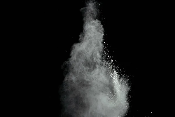 黒の背景に隔離された白い粉爆発 — ストック写真