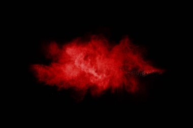 Siyah arka planda soyut kırmızı toz patlaması. Siyah arka planda soyut kırmızı toz sıçramış. Patlayan kırmızı barutun hareketsiz hareketi.