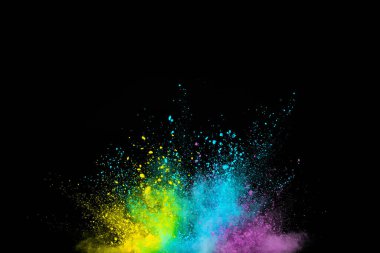 Siyah arka planda izole edilmiş renkli toz patlaması. Soyut renkli arkaplan