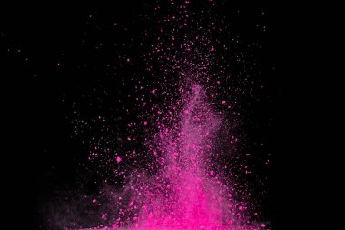 Siyah arka planda pembe toz patlaması. Renkli bulut. Renkli toz patlar. Boya Holi.