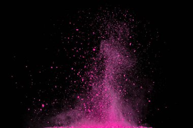 Siyah arka planda pembe toz patlaması. Renkli bulut. Renkli toz patlar. Boya Holi.