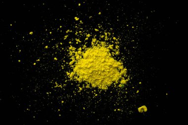 Renkli pudra boyası. Holi festivali geçmişi. Geleneksel Hint tatili. Siyah arka planda renkli toz izole edildi..