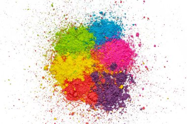 Renkli pudra boyası. Holi festivali geçmişi. Geleneksel Hint tatili. Beyaz arka planda renkli toz izole edildi..