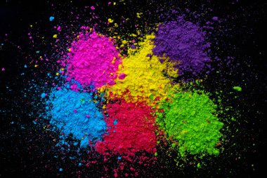 Renkli pudra boyası. Holi festivali geçmişi. Geleneksel Hint tatili. Siyah arka planda renkli toz izole edildi..