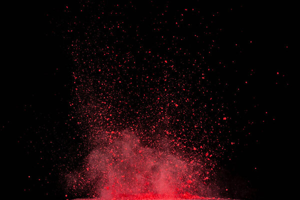 Взрыв красного порошка на черном фоне
.