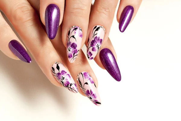 Nail art service. Kvinnliga manikyr och blommiga mönster. — Stockfoto