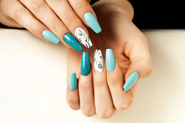 Ongles femelles bleus allongés avec un design . — Photo