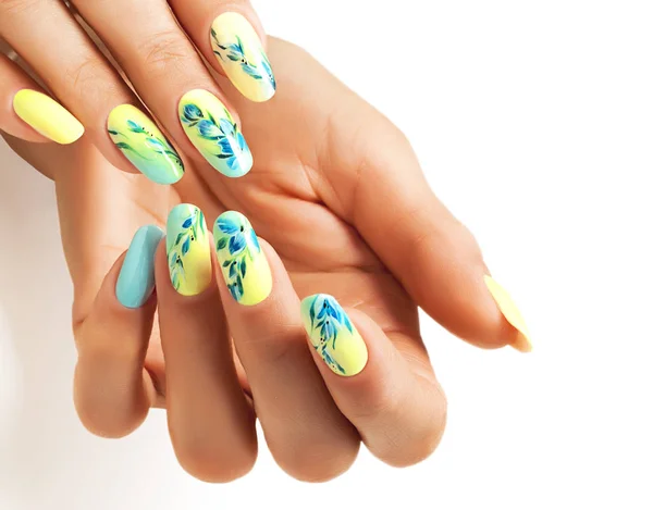 Unhas de arte com um design amarelo-azul brilhante . — Fotografia de Stock