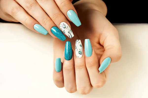 Голубые женские ногти удлинены с дизайном . Стоковое Фото